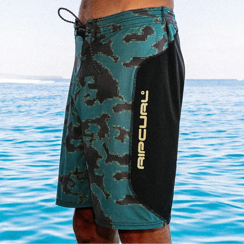 Detalhe do boardshort Rip Curl com estampa camuflada pixelada e lateral preta